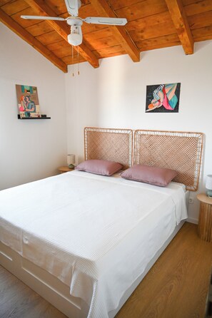 3 habitaciones, tabla de planchar con plancha, wifi y ropa de cama 