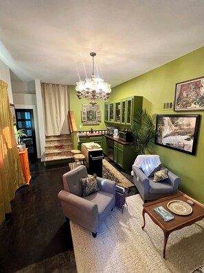 Smart-TV, bøker og stereoanlegg