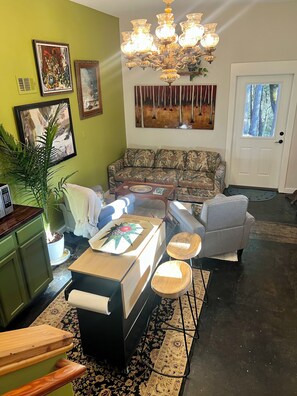 Smart-TV, bøker og stereoanlegg