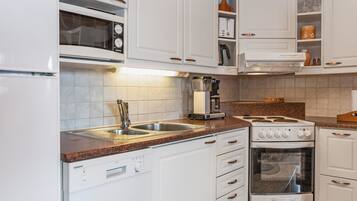 Fridge, microwave, dishwasher, cookware/dishes/utensils