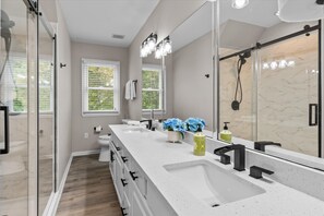 Een douche, een bubbelbad, een haardroger, handdoeken