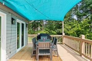 Outdoor dining - New Lakefront Getaway on Lake Norman (Lake Norman of Catawba)