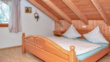 3 bedrooms, iron/ironing board, Internet