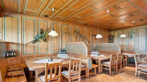 A wooden interior with a high ceiling, multiple seating arrangements, and a fireplace. - Holiday apartment in the Bavarian Forest (Waldkirchen)