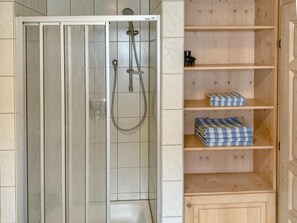 Douche, sèche-cheveux, bidet