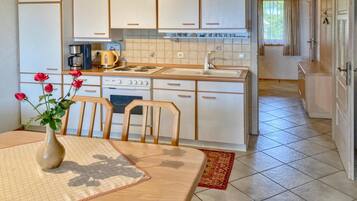 Kühlschrank, Ofen, Herdplatte, Wasserkocher mit Kaffee-/Teezubehör