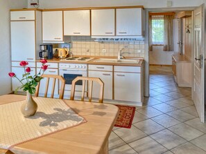 Fridge, oven, stovetop, coffee/tea maker