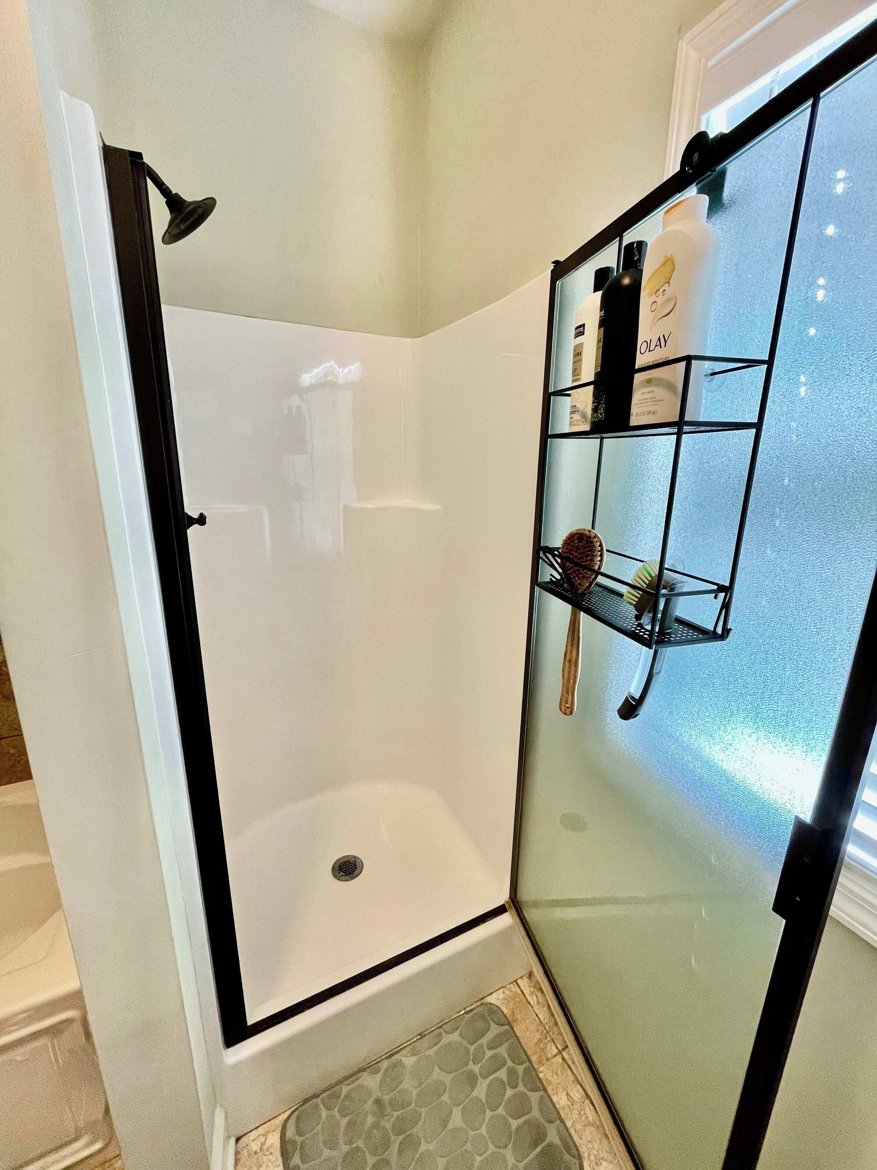 Douche, sèche-cheveux, serviettes fournies, shampoing