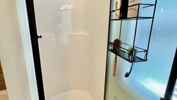 Douche, sĂšche-cheveux, serviettes fournies, shampoing