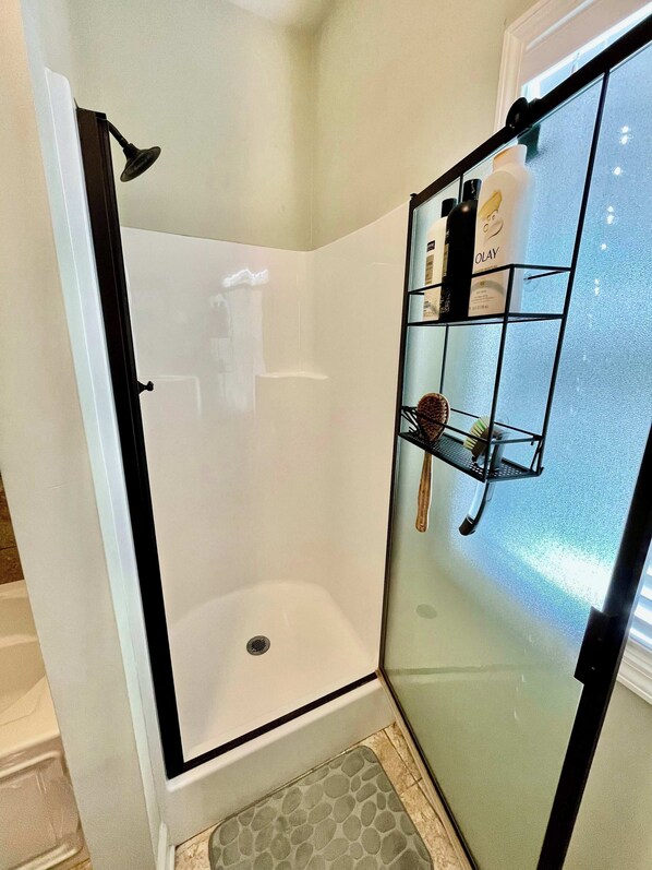 Regadera, secadora de cabello, toallas, shampoo 