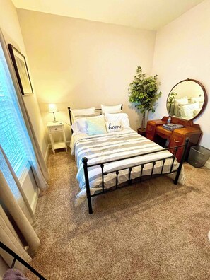 3 habitaciones, escritorio y tabla de planchar con plancha 