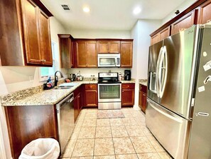 冷蔵庫、電子レンジ、オーブン、コンロ