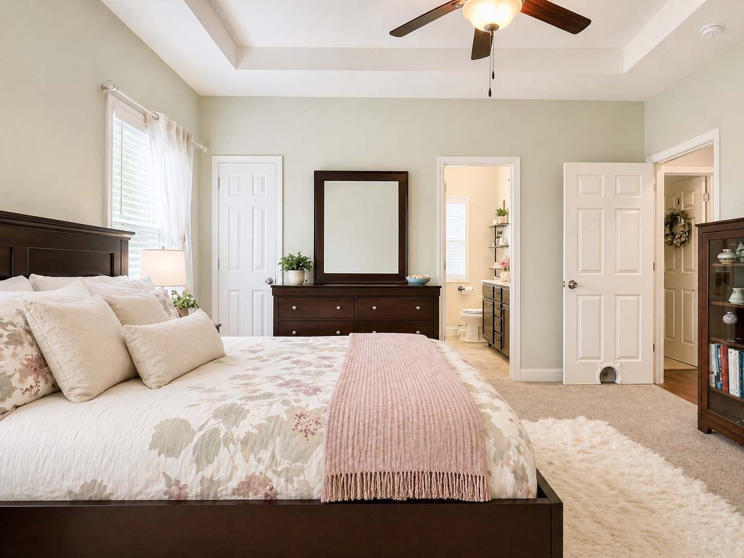 3 Schlafzimmer, Schreibtisch, Bügeleisen/Bügelbrett, Reisekinderbett