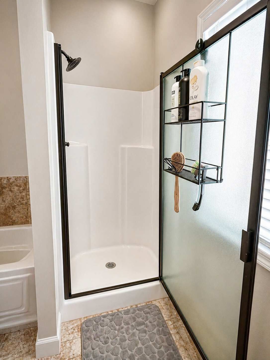 Suihku, hiustenkuivaaja, pyyhkeet, sampoo