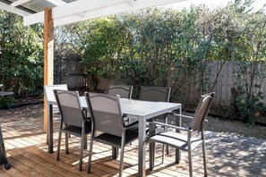 Outdoor dining - Cosy Torquay Beach Shack, Minutes walk to the beach! (Torquay)