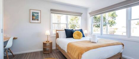 2 slaapkamers, een bureau, een strijkplank/strijkijzer, wifi