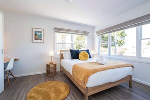 2 bedrooms, desk, iron/ironing board, WiFi - Cosy Torquay Beach Shack, Minutes walk to the beach! (Torquay)