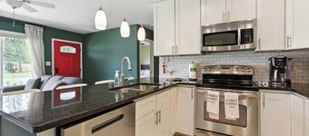 Cozy 3BR Retreat w/AC. Near Beaches & Hospitals in Seminole