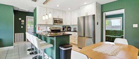 Een magnetron, een oven, een kookplaat, een vaatwasser