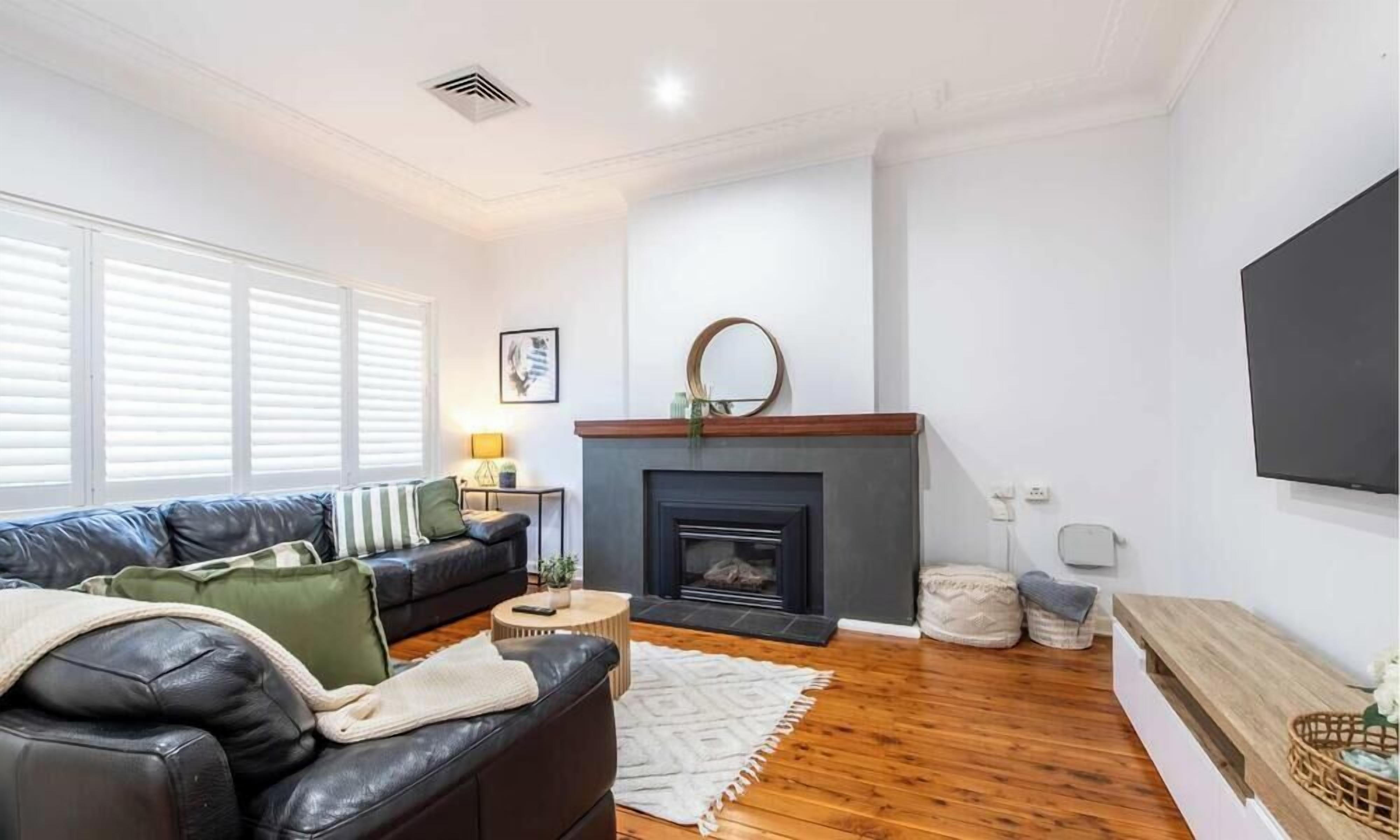 Una televisión, una oficina