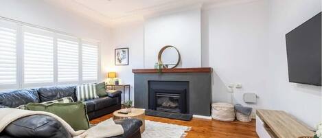 Una televisión, una oficina