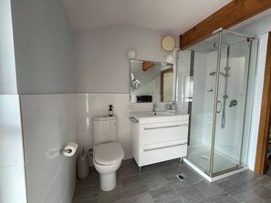 Dusche, Handtücher, Toilettenpapier