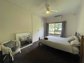 4 bedrooms, WiFi, bed sheets