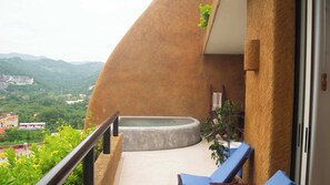 Outdoor spa tub - Elegant Condo with Terrace Jacuzzi and Beachfront (Zihuatanejo)