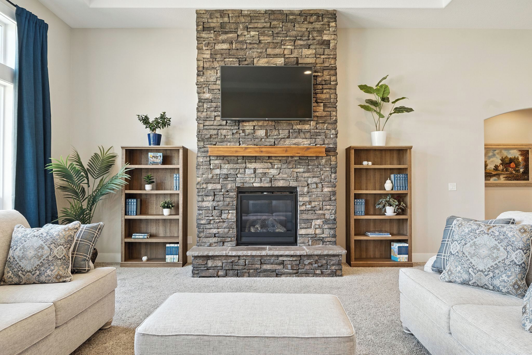 Una Smart TV, una chimenea, videojuegos, una mesa de tenis de mesa