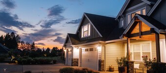 30min Portland/65min Cannon Beach/2.5 acres/5BD/View!-Garden-Patio-BBQ-Play set!