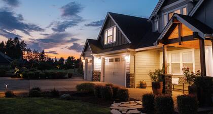 30min Portland/65min Cannon Beach/2.5 acres/5BD/View!-Garden-Patio-BBQ-Play set!