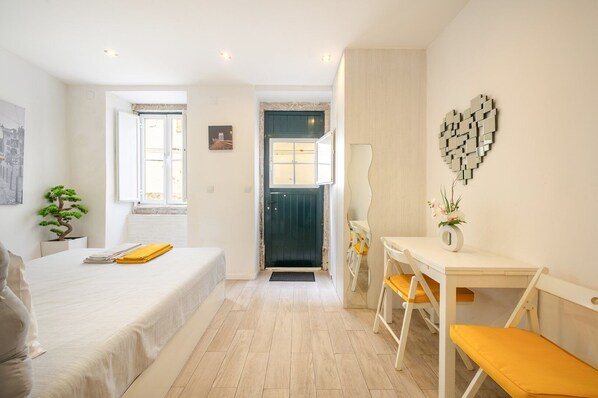 Iron/ironing board, internet, bed sheets