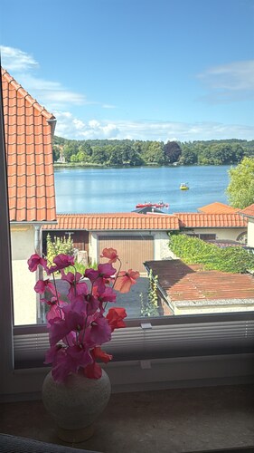 Spacious Apartment with Lake View, Shared Terrace and Wi-Fi