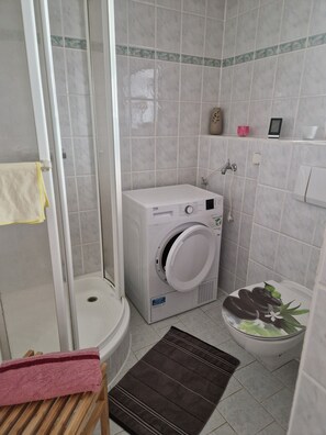 Haartrockner, Handtücher, Seife, Toilettenpapier