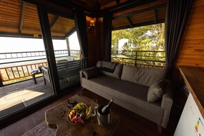 Espacio para trabajar con laptop y cortinas blackout