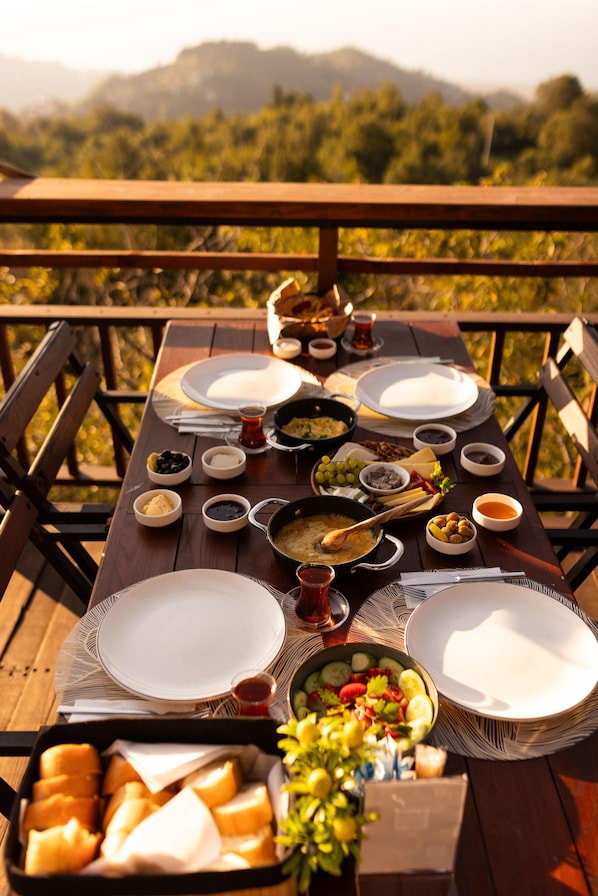 Café da manhã com pratos da culinária local grátis todos os dias