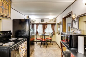 Refrigerador, microondas, placa de cocina, cafetera/tetera