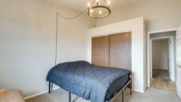 2 bedrooms, internet, bed sheets