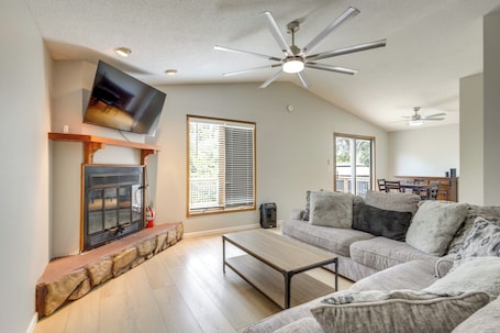 TV. Lakefront Family Home 13 Mi From Gateway Arch!