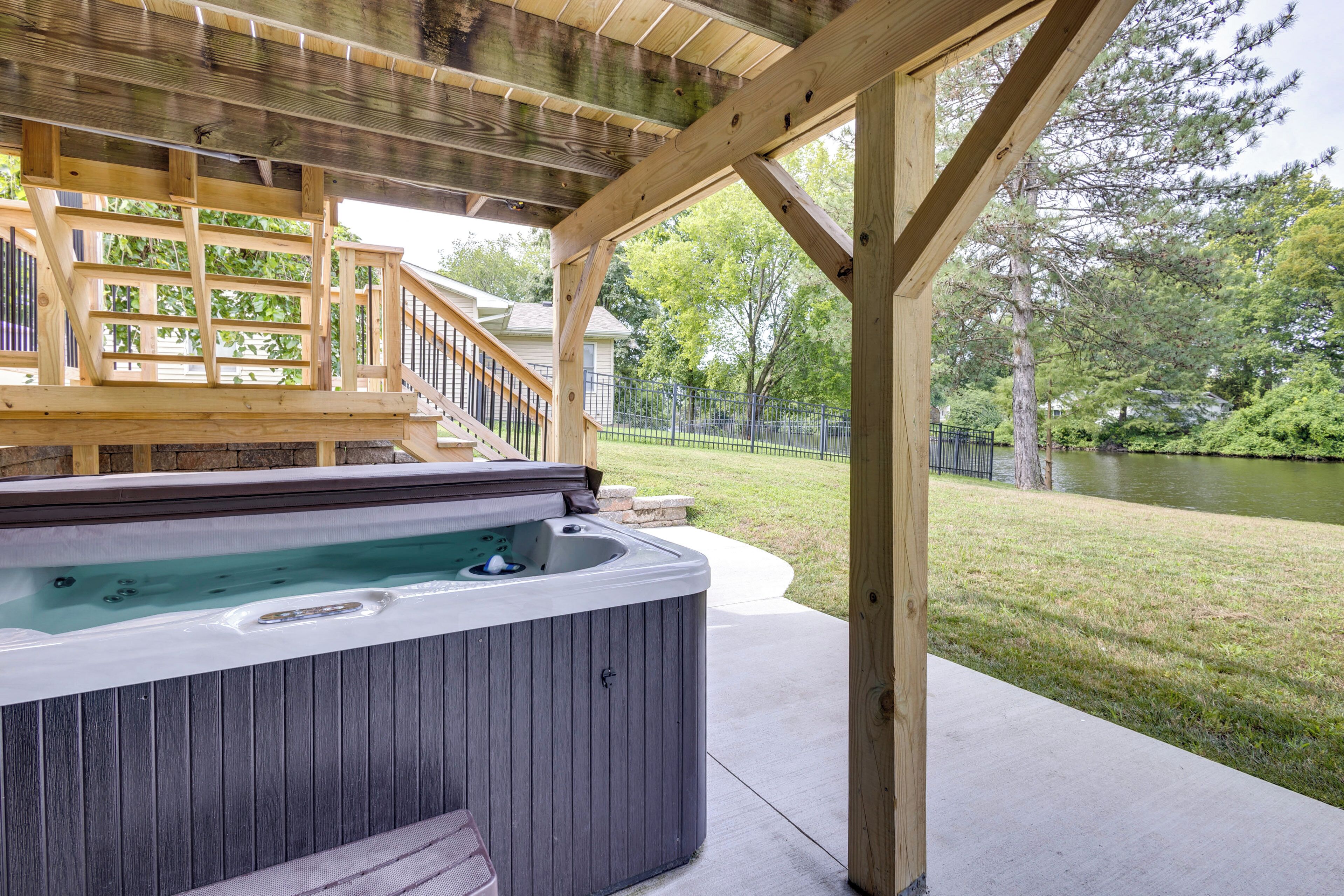 Outdoor spa tub