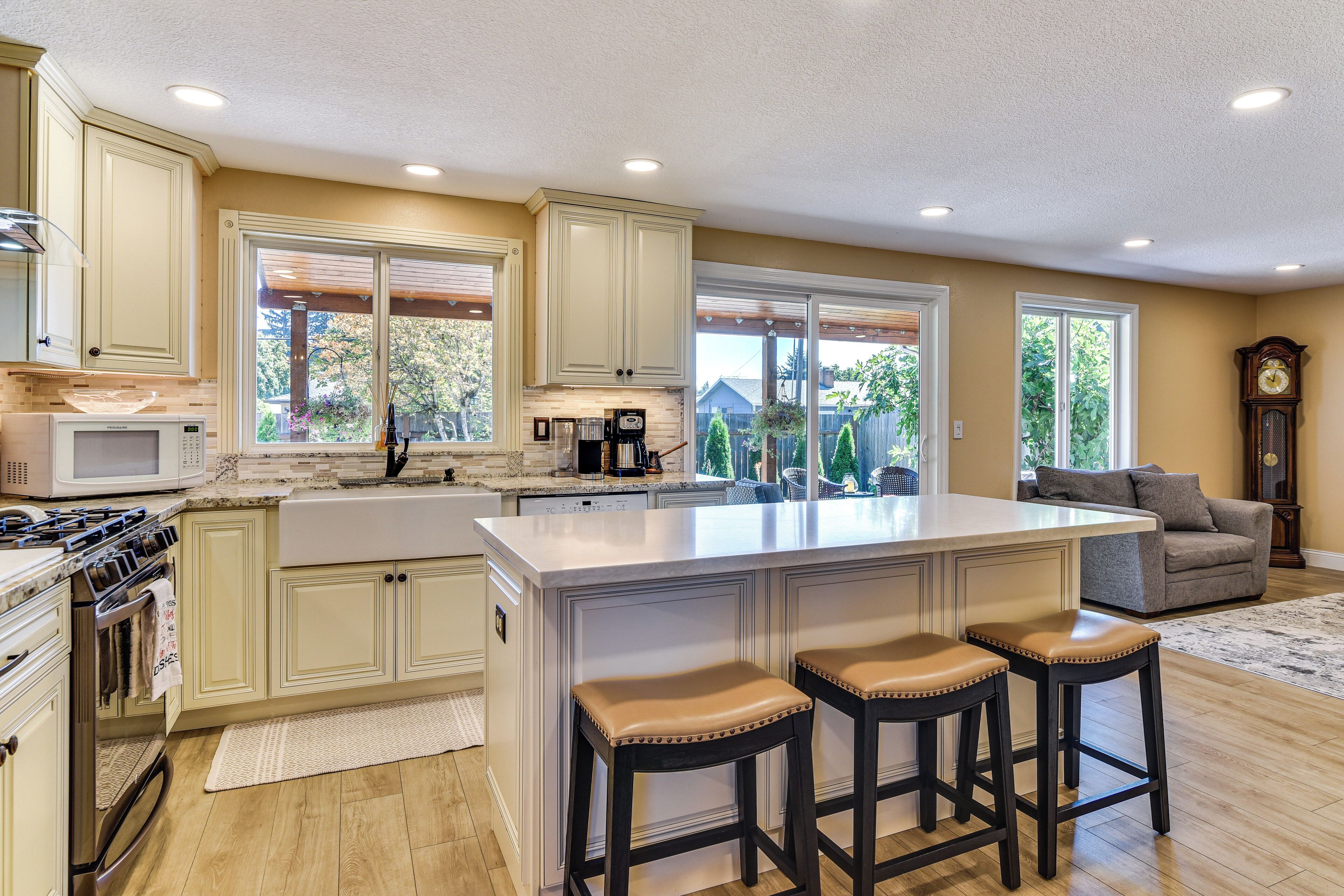 Fridge, microwave, stovetop, dishwasher