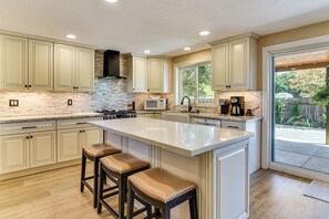 Geladeira, micro-ondas, cooktop, lava-louças