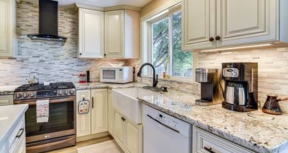 Private Outdoor Space 9 Mi to Downtown Vancouver!