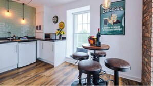 Apartment | In-room dining - Flat 17 The Old Post Office (Chester)