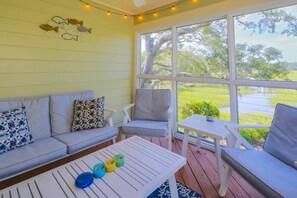 TV - Mesmerizing Marsh Views, Multiple Decks, Community Pool & Dock, Amenity Card Access, Easy Location! (Seabrook Island)