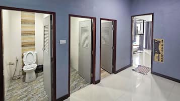 Dormitorio compartido | Baño | Ducha, toallas, jabón y champú