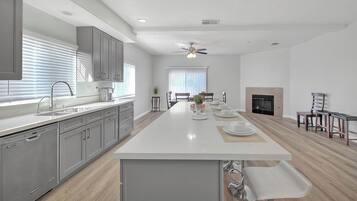 Microondas, horno y lavavajillas