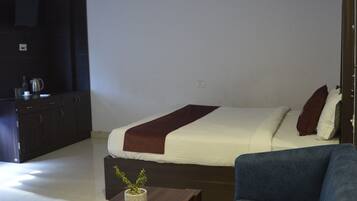 Deluxe Double Room | Desk, laptop workspace, soundproofing, iron/ironing board