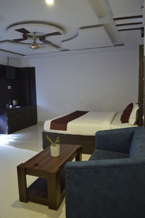 デラックス ダブルルーム | デスク、ノートパソコン用作業スペース、防音設備、アイロン / アイロン台