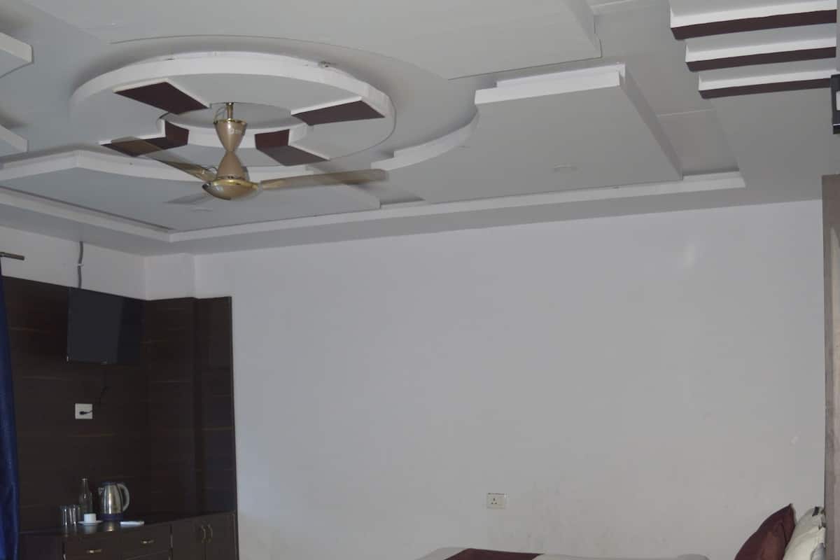 Deluxe Double Room | Desk, laptop workspace, soundproofing, iron/ironing board (on request)